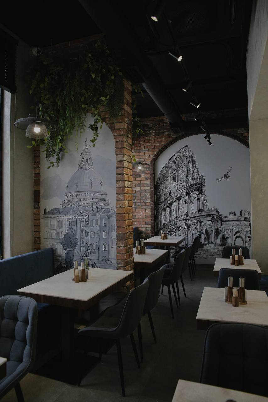Зал ресторана МАРКО: кирпичные арки, мурал Колизея и итальянской архитектуры